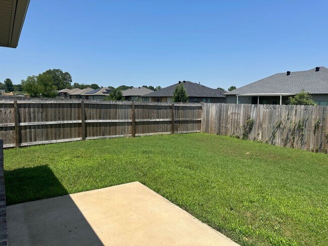 Building Photo - Contact Peggy at 501-676-1758 or Heather a...