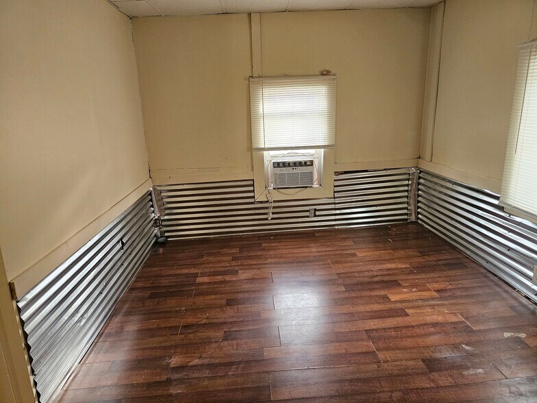 Living room - 613 Poplar St