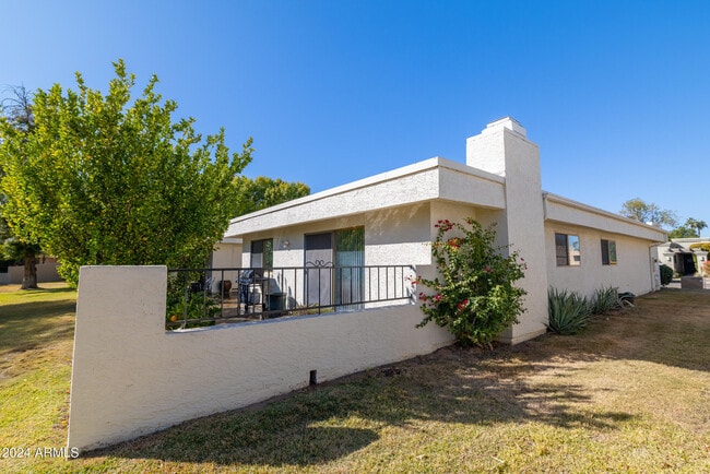 Building Photo - 8129 E Del Laton Dr