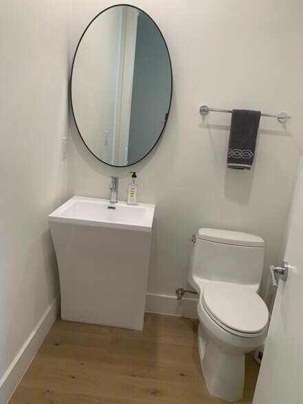 Common bath with Seven floating sink - 3923 Cole Ave