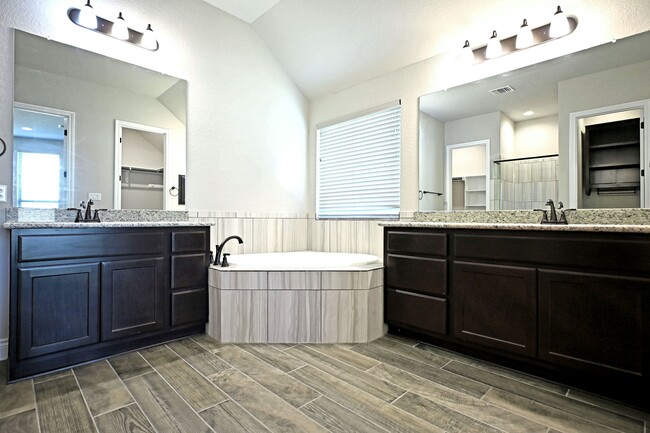 Building Photo - 588 Vale Ct