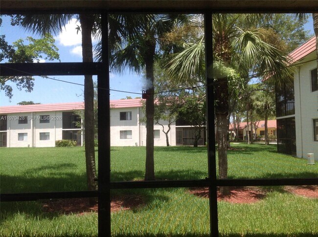 Building Photo - 16246 Laurel Dr