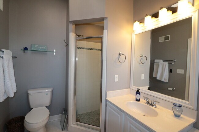 Building Photo - Gorgeous Luxury TH 4 bed, 3.5 bath w/ Wood...