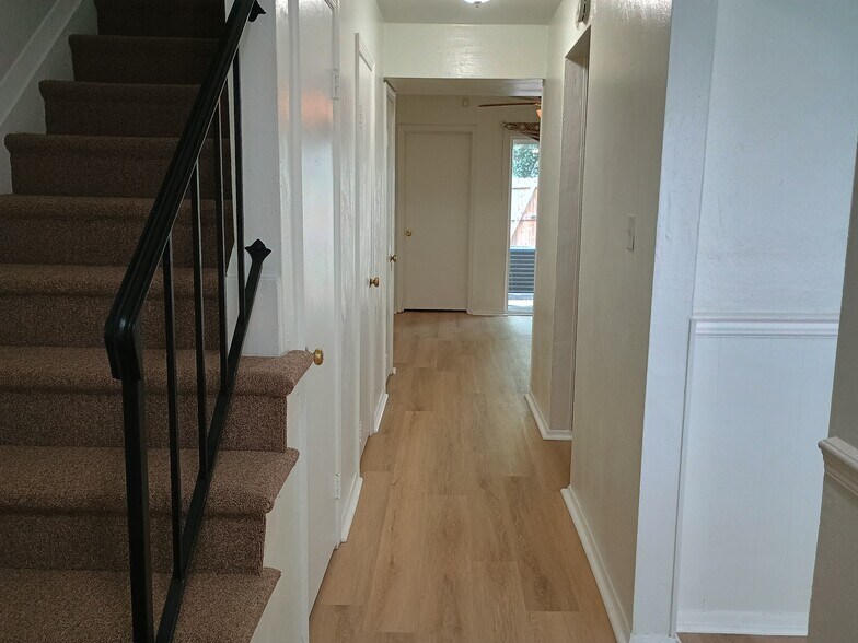 Foyer - 6617 Stoney Point North