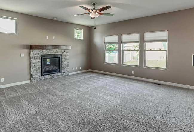 Building Photo - 5 Bedroom in Falcon Ridge!!