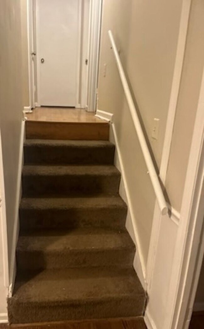 Building Photo - Tons of space and room to entertain!!