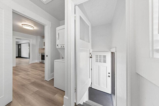 Building Photo - 3 Bed, 2 Bath, 1 Office/Guest - Fully Renovated Midtown Home