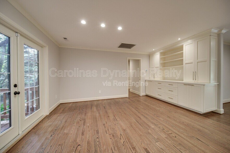 Building Photo - 6700 Castlegate Dr