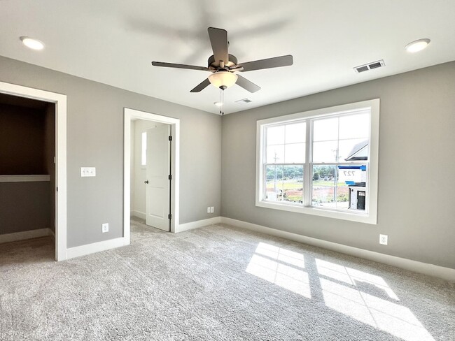 Building Photo - 713 Hollie Wy