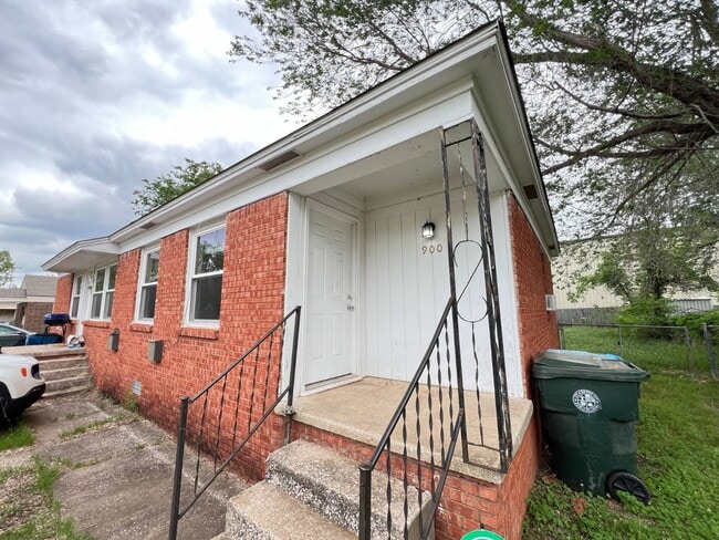 Building Photo - 900 E Rose Dr
