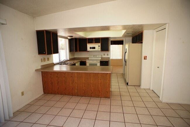 Building Photo - 2920 N La Chiquita Ave