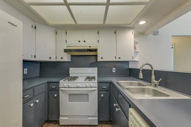 Building Photo - 16041 Stoneham Cir