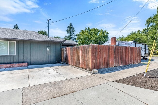 Building Photo - 903 Winchester Ave