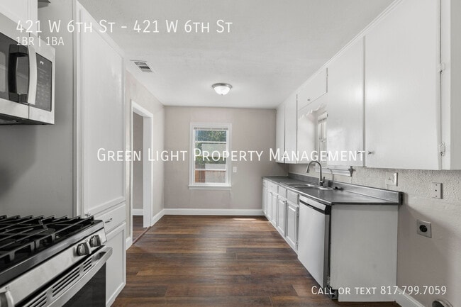 Building Photo - 421 W 6th St