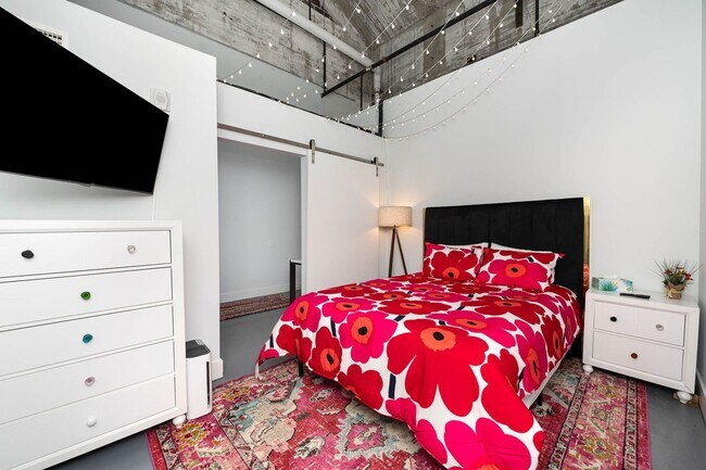 Building Photo - 2 Bedroom 2 Bath Loft Along the Little Mia...