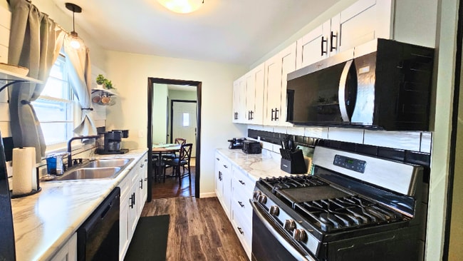 Building Photo - 7433 15th Ave S