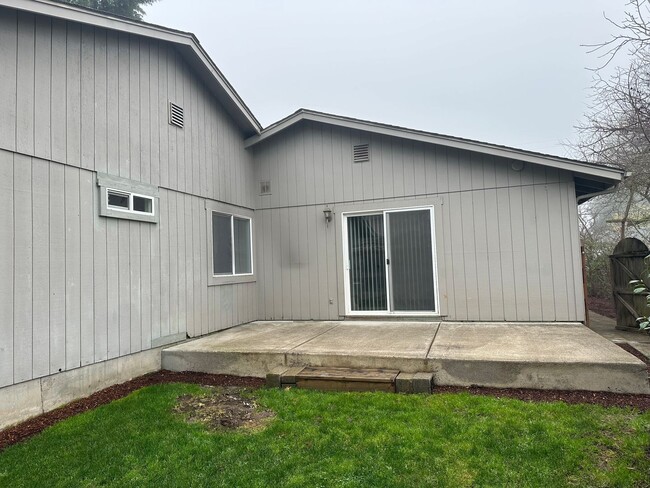 Building Photo - Beautifully updated 3 bedroom 1 1/2 bath h...