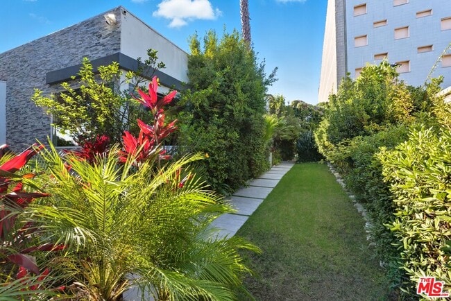 Building Photo - 10915 Ayres Ave