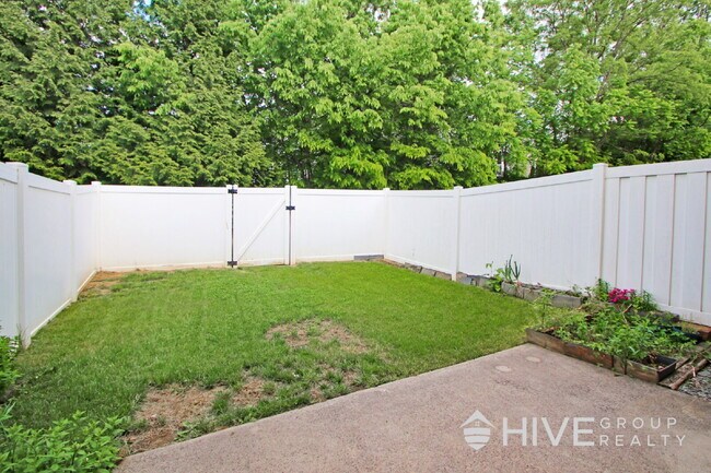 Building Photo - Charming Townhome in Harrisonburg!