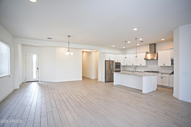 Building Photo - 9414 S 7th Pl