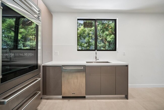 Building Photo - 5661 Pine Tree Dr