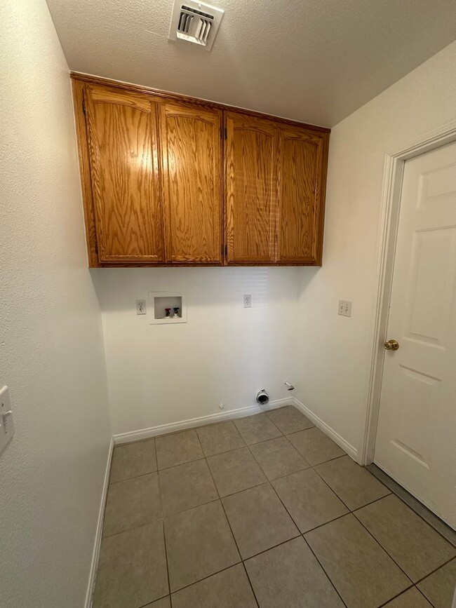 Building Photo - 3 bedroom, 2 bath in Copper Hills