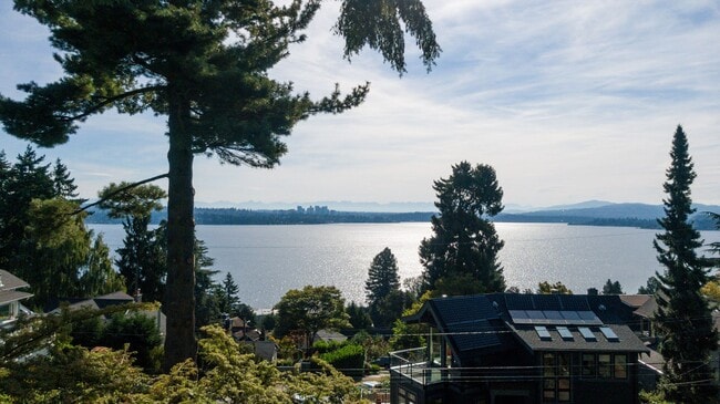 Building Photo - 4Bd/2.75Ba Seattle House