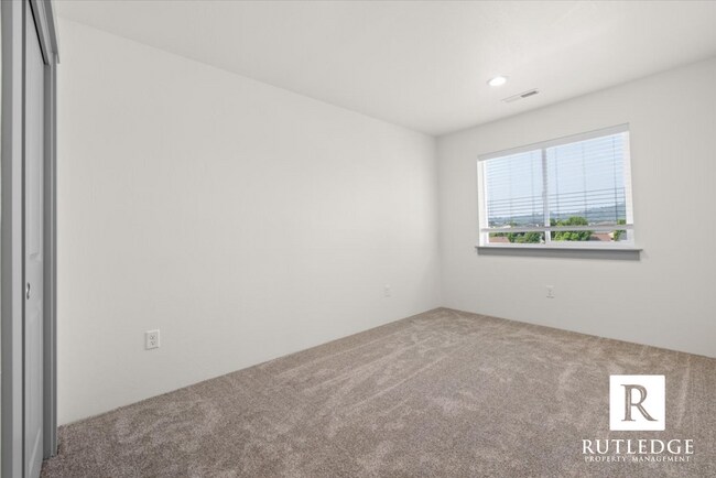 Building Photo - Gorgeous! 3 Bedroom 2.5 Bath Townhome in E...