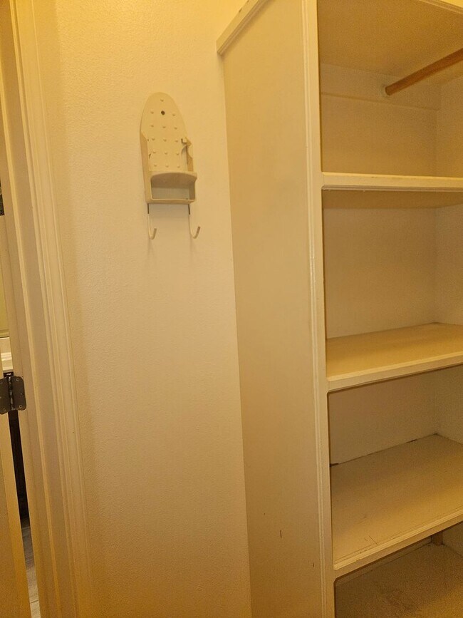 Building Photo - Stunning Executive Custom Built Home with Elite Appliances