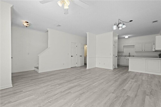 Building Photo - Spacious 3-Bedroom Townhouse in Prime Savannah Location, Move-in Special: FREE RENT for December!!