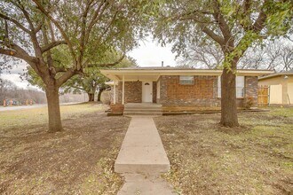 Building Photo - Spacious Updated 3 Bedroom, 2 Bath in hear...