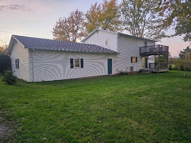 Building Photo - Spacious 3 Bedroom Single Family Home Bloo...