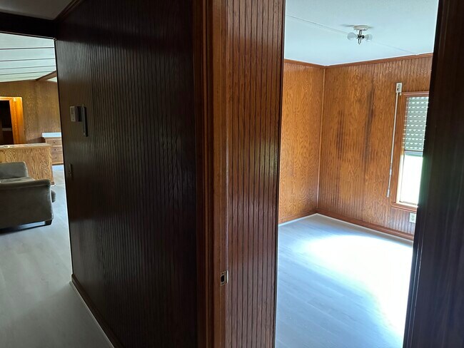 Building Photo - 1053 Pointe Claire Dr