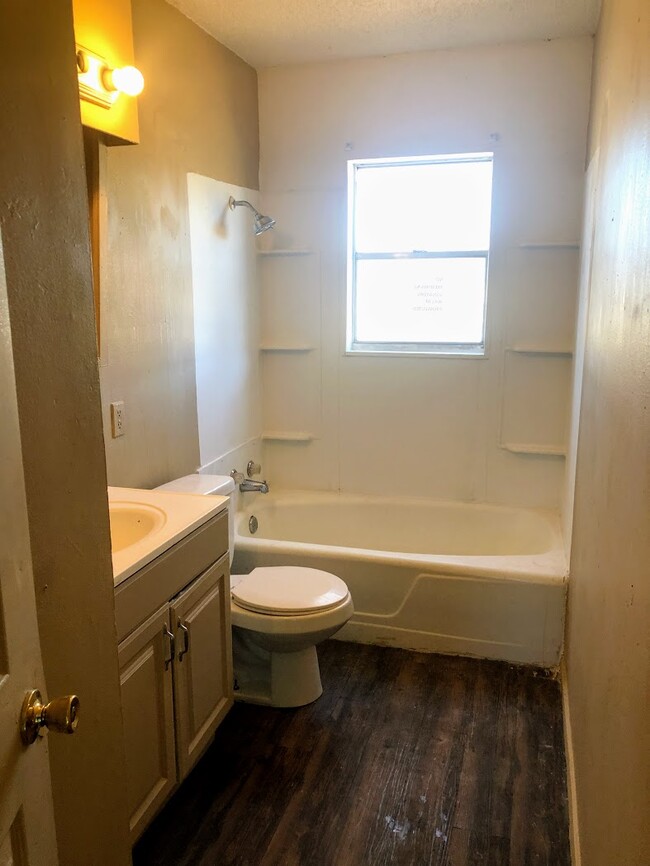 Building Photo - 2827 Oak Dr