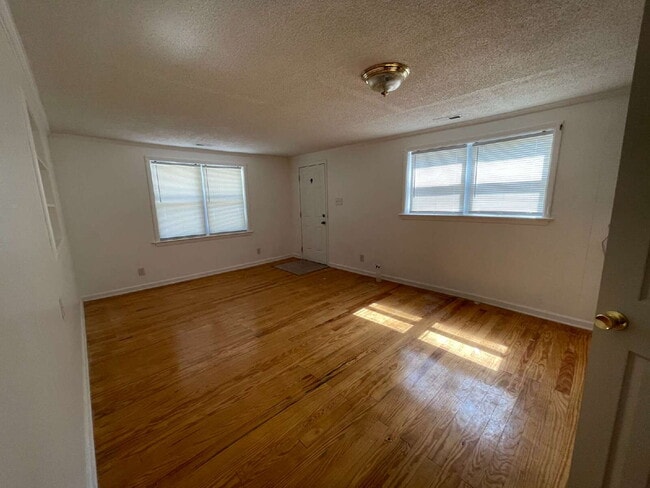 Building Photo - SPACIOUS BRICK RANCH in GOLDSBORO! 4 BR, 2 BA - FENCED-IN YARD *Convenient to SJAFB*