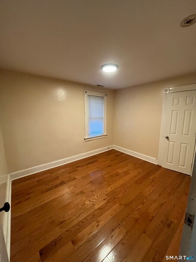 Building Photo - 35 Pine St