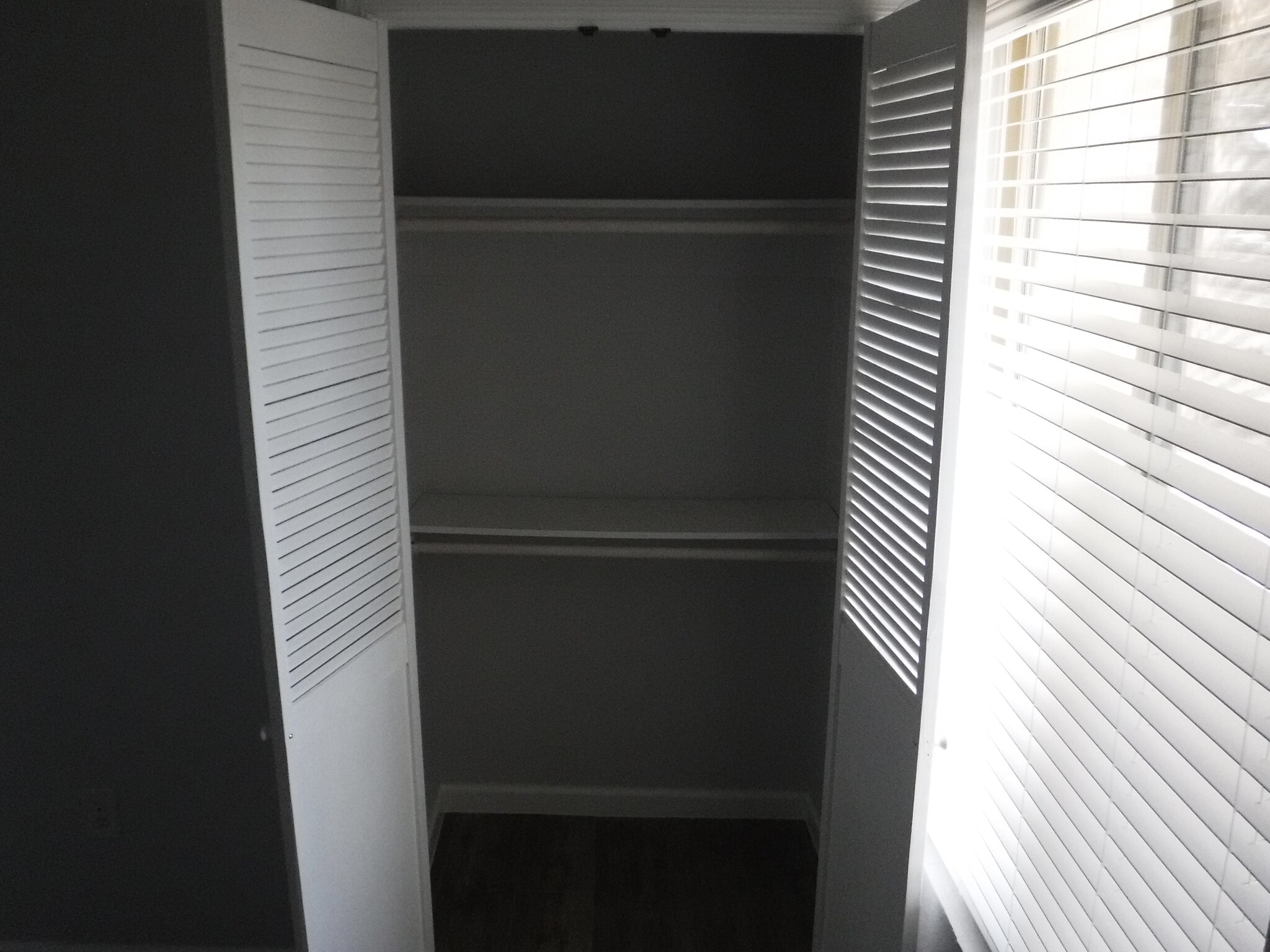 Building Photo - 712 N Santa Barbara #16