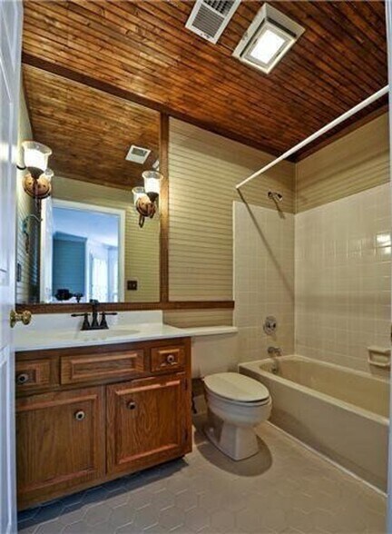 Room 2 - Attached Bath - 3437 Golf Club Ln