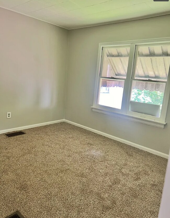 Building Photo - Updated and Spacious!