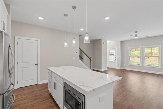 Building Photo - 2410 Lakeshore Ln