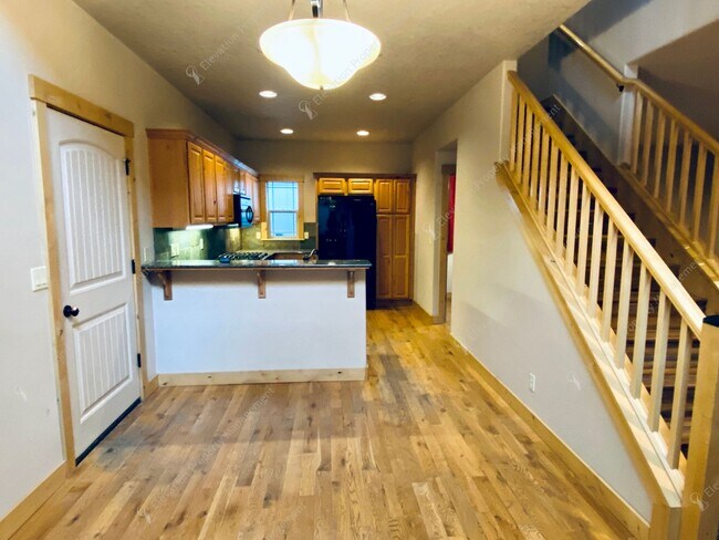 Building Photo - Dual-Level 3 BR - 2.5 BA Haven in Central Bend