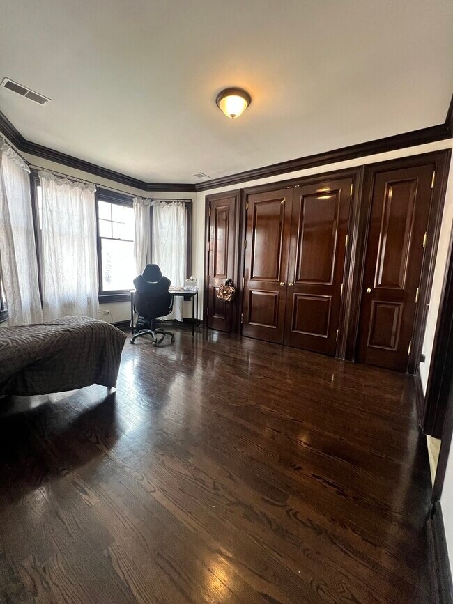 Building Photo - 2008 S Calumet Ave