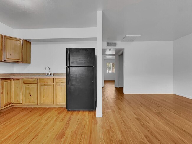 Building Photo - Central Phoenix 2/1 Ground Floor Super Clean.