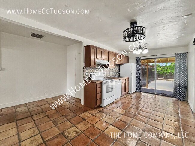 Building Photo - 4564 E Seneca St