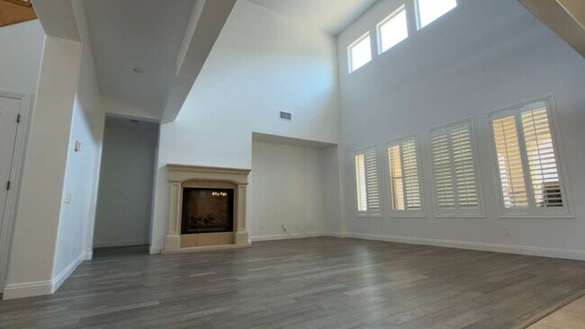 Building Photo - A Perfect Blend of Luxury, Comfort & Style
