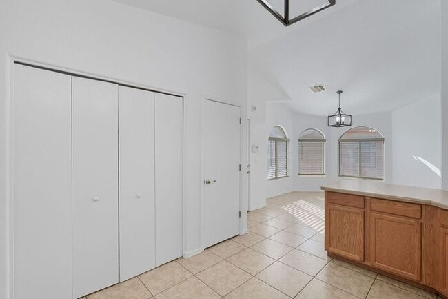 Building Photo - Bright & Inviting Tucson Home Near Davis-M...