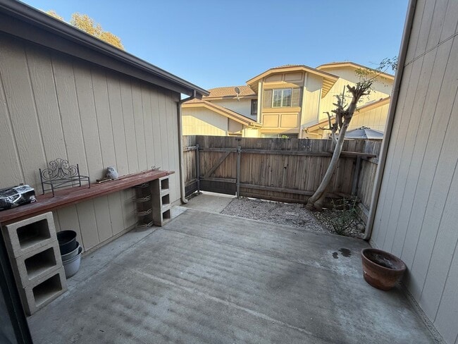 Building Photo - 3 Bedroom, 2.5 Bath Two-Story Townhome in Tierrasanta