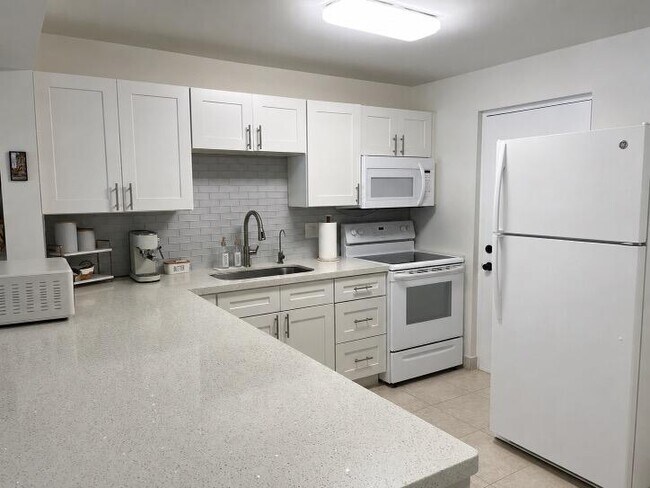 Building Photo - 2307 S Cypress Bend Dr