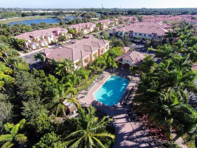 Building Photo - 2888 Hidden Hills Rd