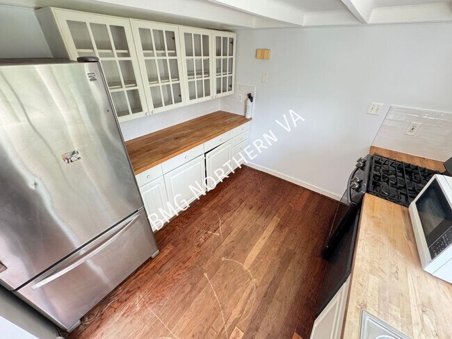 Building Photo - 8221 Barron St
